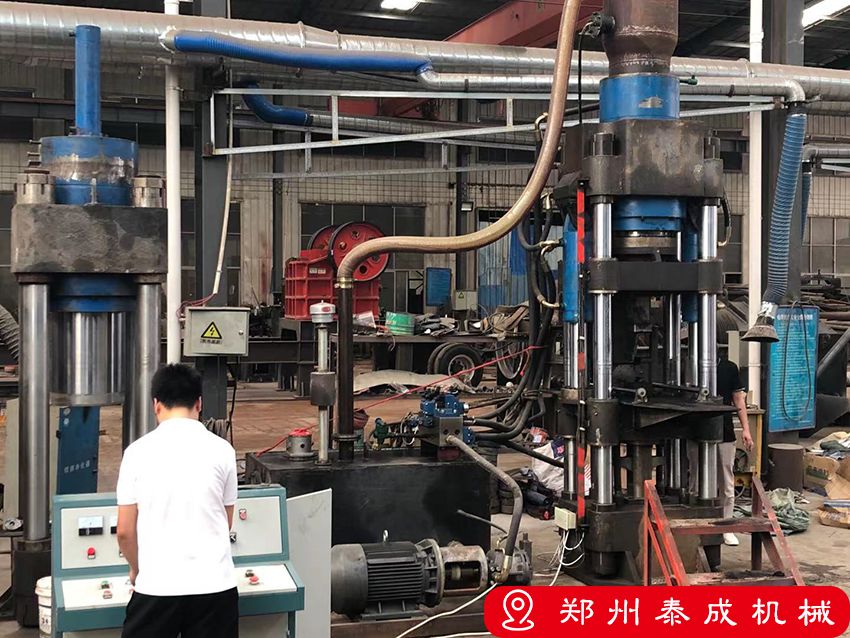 7月16日山西客戶焦煤粉末壓塊機(jī)試機(jī)現(xiàn)場